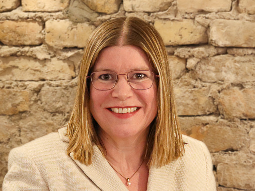 Portraitfoto von Rechtsanwältin Sibylle Schwarz hinter einem Laptop