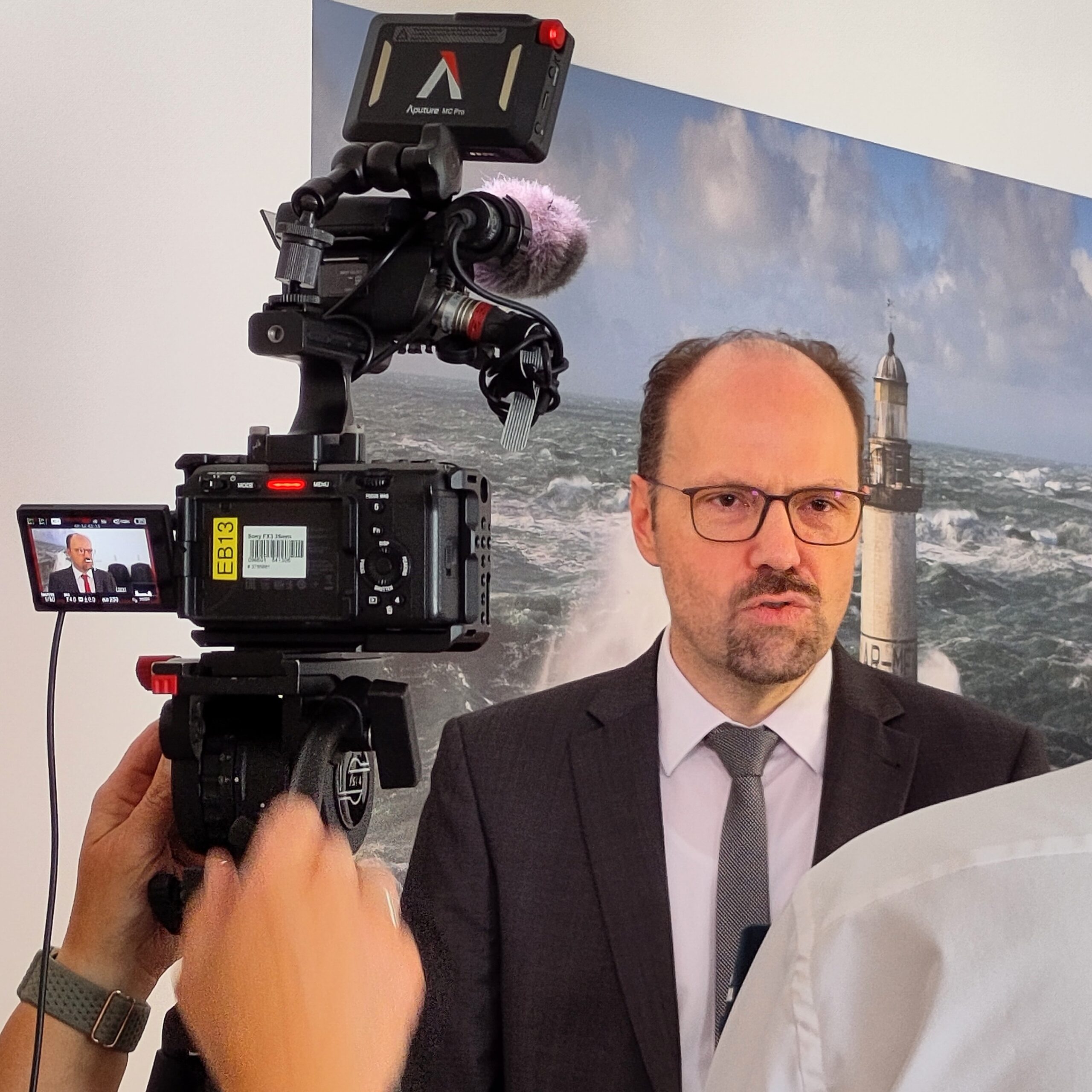 Rechtsanalt Michael Else gibt ein Interview, vor ihm eine professionelle Kamera mit Mikrofon und Licht.