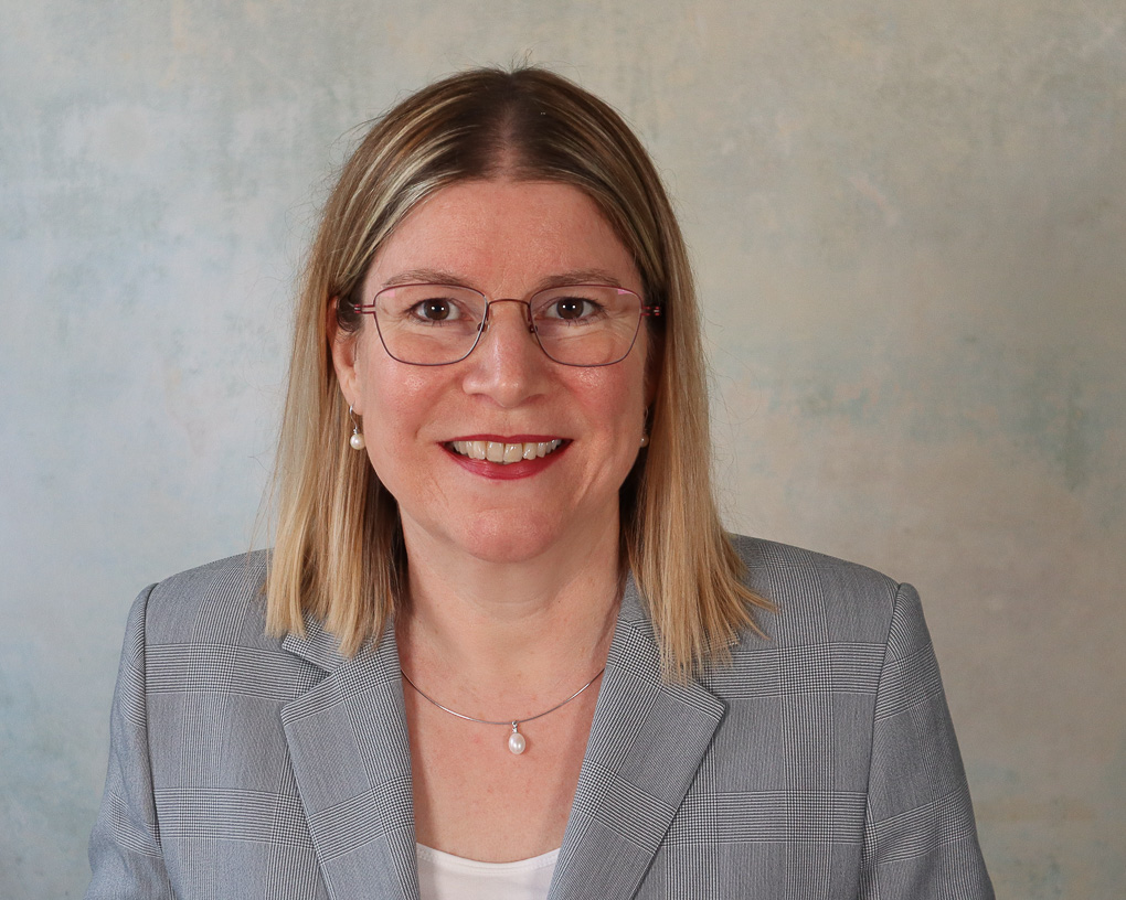 Rechtsanwältin Sibylle Schwarz Portraitfoto von Rechtsanwältin Sibylle Schwarz hinter einem Laptop